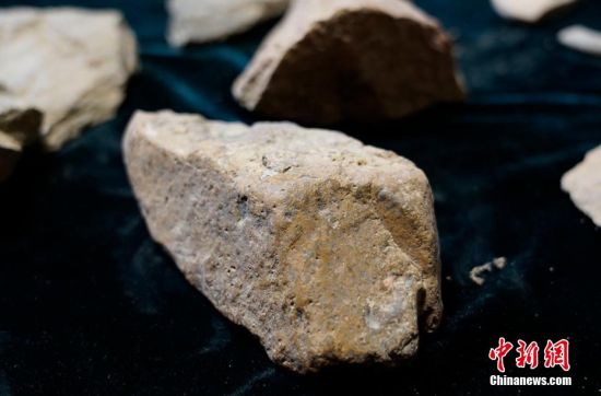 圖為靜寧縣賈河鄉(xiāng)竇坪村出土的石器。 夏劍鋒 攝