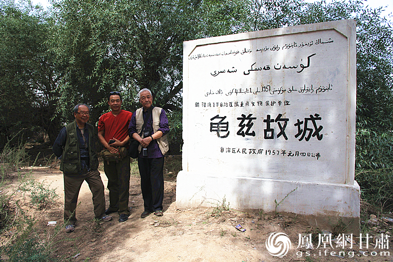 庫車是古代龜茲語，意為“龜茲人的城”，乃絲綢之路重鎮(zhèn)。2016年，蘇朗（右）、文巖（左）等藝術(shù)家前往庫車龜茲故城遺址采風(fēng)。楊文遠(yuǎn) 攝