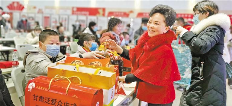 身殘志堅(jiān)的郭淑芳與愛同行37年 點(diǎn)一盞燈，照亮別人也照亮自己