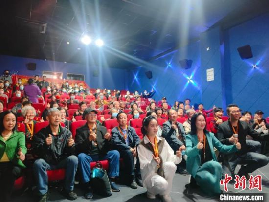 《浴血誓言》主創(chuàng)團(tuán)隊(duì)與到場(chǎng)的紅軍后代合影?！￡愡x斌 攝