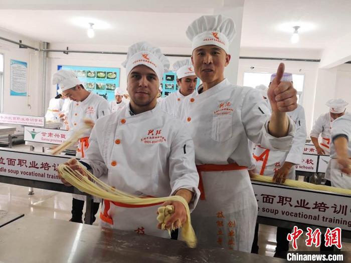 圖為外國(guó)留學(xué)生學(xué)習(xí)牛肉面的制作。(資料圖) 史靜靜 攝