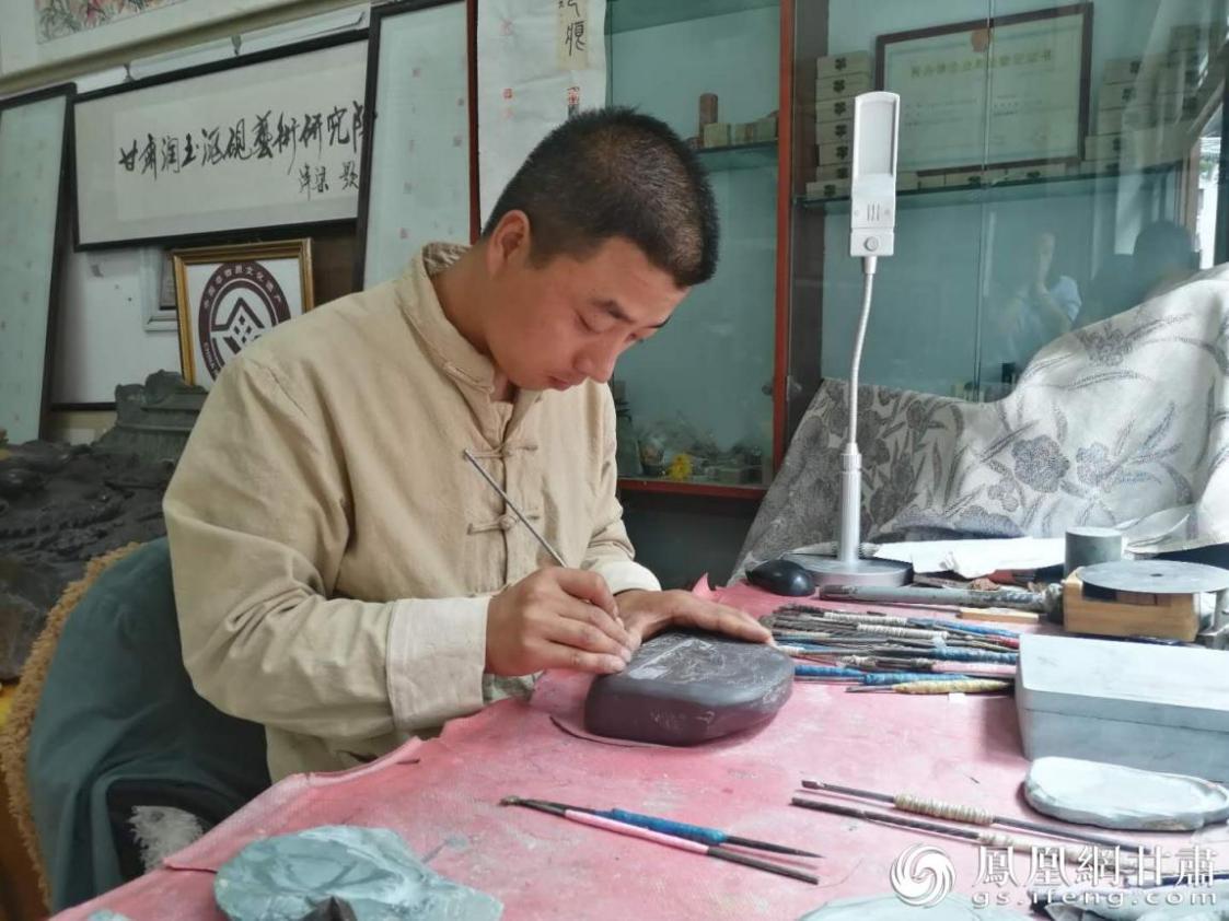 洮硯制作技藝第六代傳人、國家藝術(shù)基金資助青年藝術(shù)家、正高級洮硯雕刻藝術(shù)師李江平十年如一日專注于洮硯制作 圖源自網(wǎng)絡(luò)