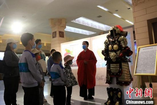 該“唐朝明光鎧”吸引游人圍觀，盡顯中國古代工匠獨特設(shè)計和傳統(tǒng)甲胄文化的魅力?！垥粤?攝