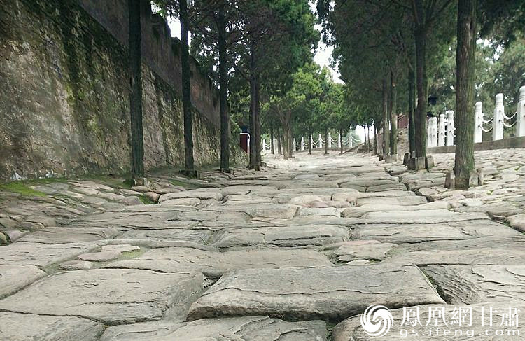 司馬遷祠的山崗下面有一段司馬古道，石條為北宋時(shí)鋪設(shè)，歷經(jīng)800余年的雨水沖刷、風(fēng)化、人走車碾，石條上的車轍印是這里曾經(jīng)繁華的歷史見證，又好像昭示太史公一生的坎坷與悲壯。楊文遠(yuǎn) 攝