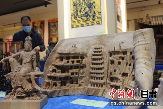 連日來，甘肅省工藝美術(shù)行業(yè)評審認(rèn)定工作會議在蘭州舉行。圖為以敦煌莫高窟為題材的木雕作品《守護(hù)》。徐雪 攝