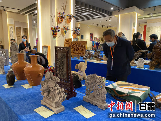 來自全省的近800件作品進(jìn)入專家評審環(huán)節(jié)，作品涵蓋雕塑雕刻、漆器、工藝花畫等多個類別。徐雪 攝