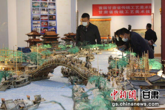圖為參評作品牦牛角立體微雕“清明上河圖”。徐雪 攝