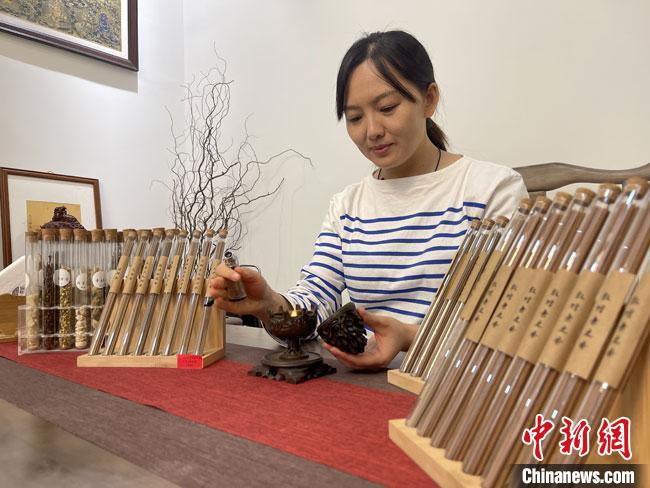 圖為魯雯展示燃香禮儀?！「攥?攝
