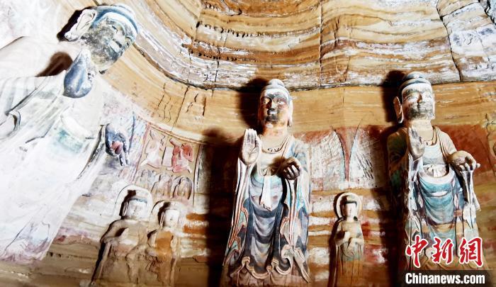 北石窟寺窟內(nèi)造像因受水顯得斑駁。　艾慶龍 攝