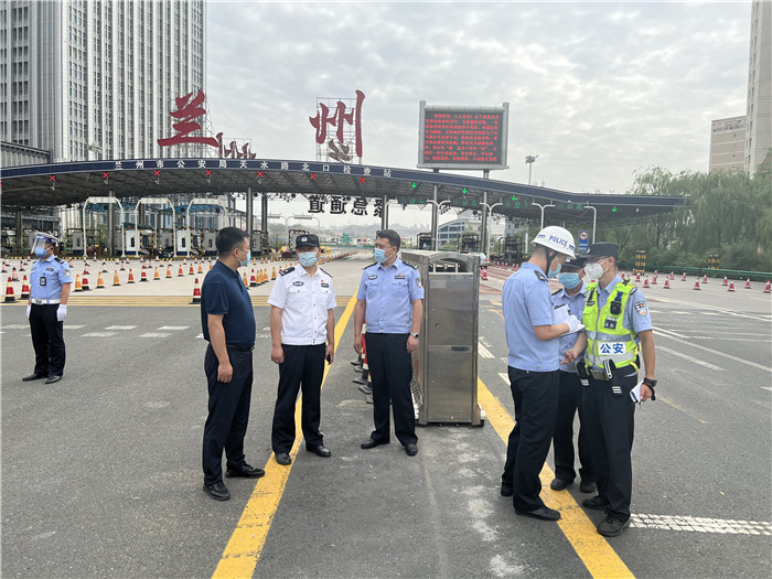 7月13日，蘭州市紀委監(jiān)委第四監(jiān)督檢查室聯(lián)合市紀委監(jiān)委派駐市公安局紀檢監(jiān)察組檢查環(huán)蘭檢查站疫情防控措施落實情況。.jpg