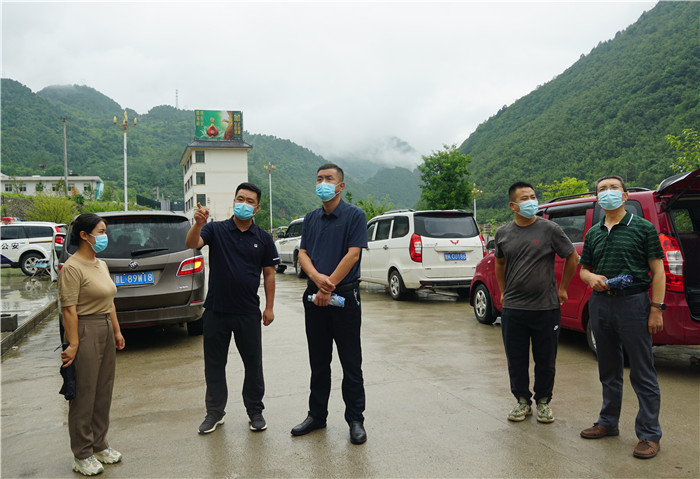 7月13日，隴南市徽縣紀檢監(jiān)察干部到嘉陵火車站督查疫情防控工作。張麗娟 攝.JPG