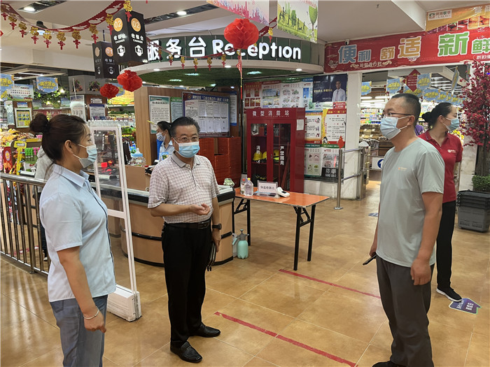 7月15日，酒泉市玉門市疫情防控督查組在隴商聯(lián)華超市監(jiān)督檢查疫情防控措施落實情況。 .jpg