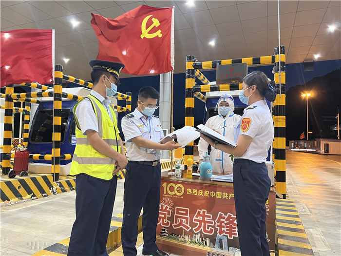 7月16日，甘肅省公航旅渭武高速運營公司紀檢監(jiān)察干部深入宕昌西收費站督查疫情防控措施落實情況。陳強 攝.jpg