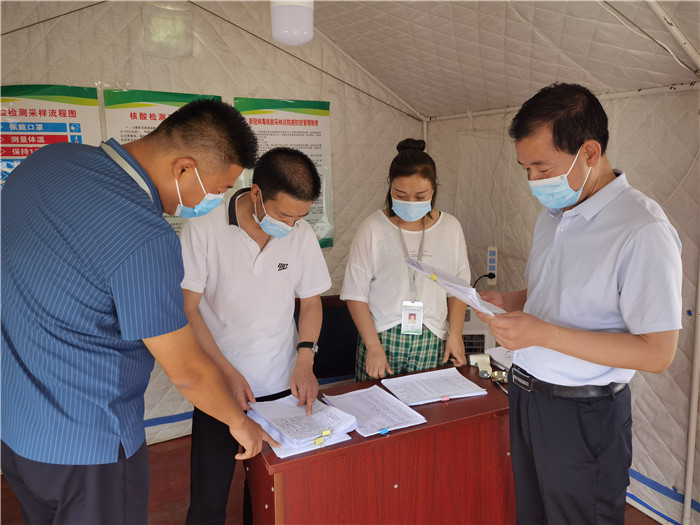 7月18日，慶陽市紀委監(jiān)委督查組在慶陽汽車北站了解來慶返慶人員信息登記、四級網格落實等疫情防控措施落實情況。 張霖森 攝.jpg