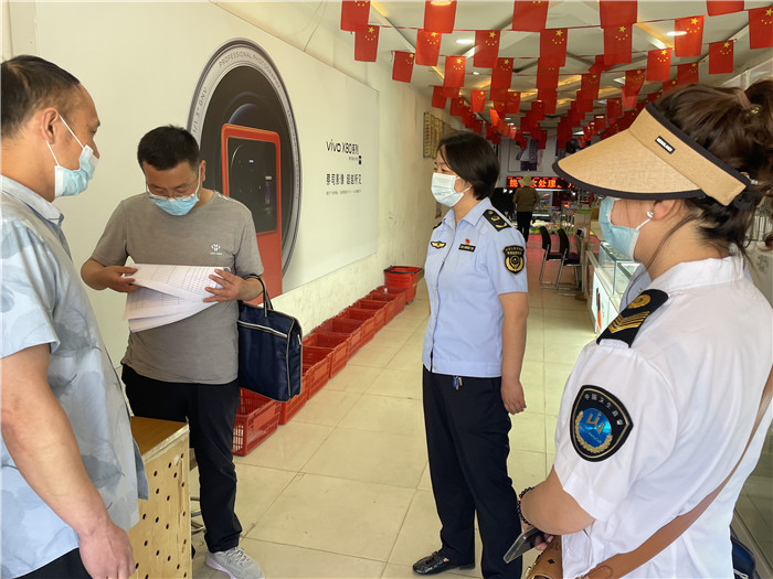 7月20日，定西市漳縣紀委監(jiān)委駐縣衛(wèi)生健康局紀檢監(jiān)察組抽調縣市場監(jiān)管局、衛(wèi)建局工作人員,深入新寺鎮(zhèn)萬家超市查看人員出入登記、環(huán)境消殺等。 蔣湘濤 攝.jpg