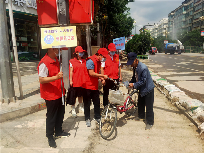 7月21日，定西市通渭縣紀委監(jiān)委機關志愿者在城區(qū)開展“不聚集、戴口罩”志愿活動。.jpg