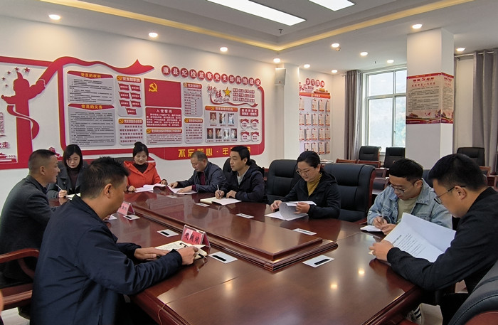 10月19日，康縣紀(jì)委監(jiān)委組織部分班子成員，辦公室、信訪室、案管室、審理室、紀(jì)檢監(jiān)察室等相關(guān)工作人員開展黨的二十大報(bào)告專題討論。.jpg