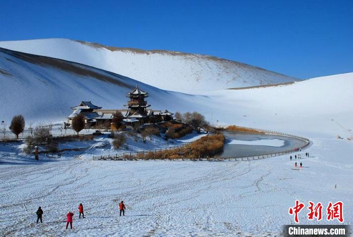 敦煌市鳴沙山月牙泉雪景如畫。(資料圖) 張曉亮 　攝