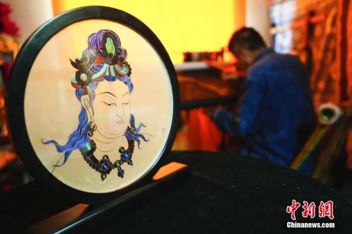 圖為劉云帆所創(chuàng)作的敦煌元素刺繡作品。 中新社發(fā) 謝秉錫 攝