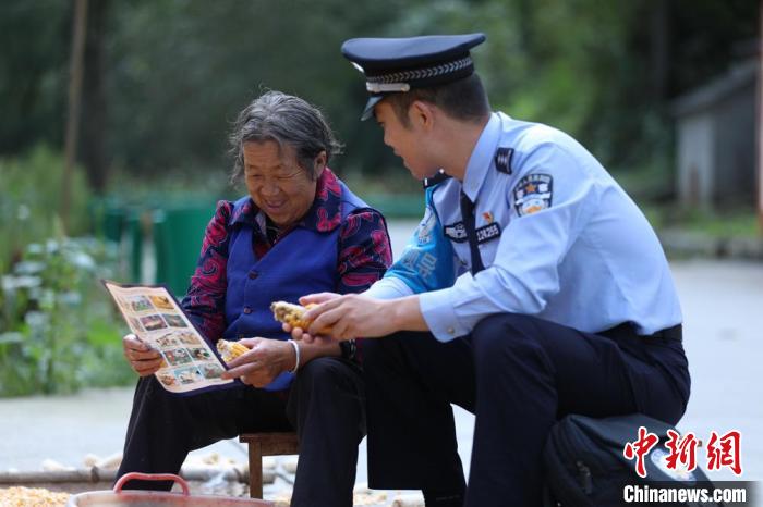 圖為民警背警務(wù)小包給民眾宣講政策。(資料圖) 甘肅省公安廳供圖