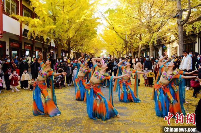 圖為秦州區(qū)文旅局組織的舞蹈隊帶來的舞蹈《絲路》?！∏刂輩^(qū)委宣布供圖