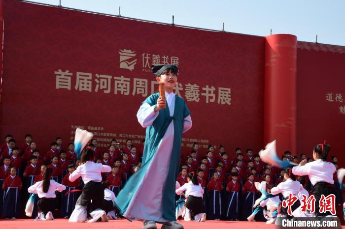 圖為學(xué)生們?cè)陂_幕式上誦讀經(jīng)典。　梁照曾 攝
