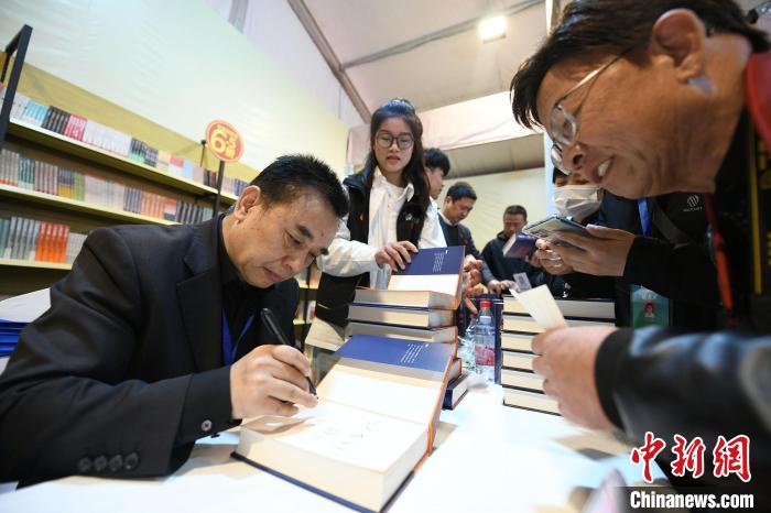 圖為作家王躍文現(xiàn)場(chǎng)簽名售書?！×赫赵?攝