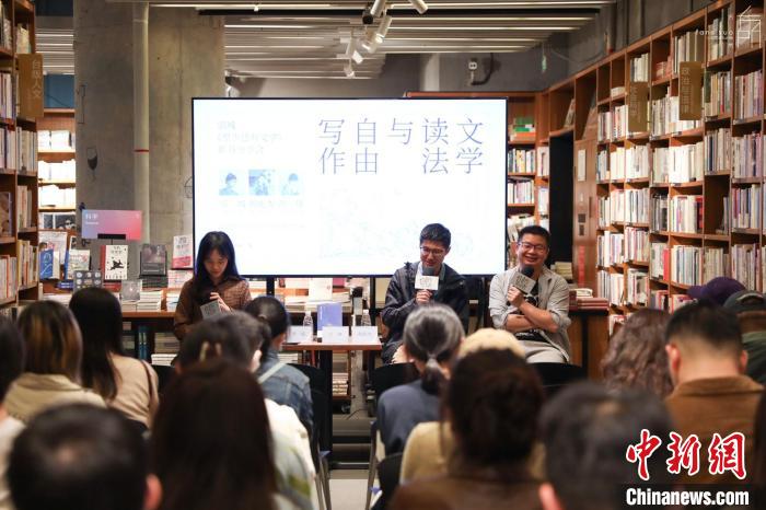 《至少還有文學(xué)》推出：在今天，我們?yōu)槭裁催€需要文學(xué)？