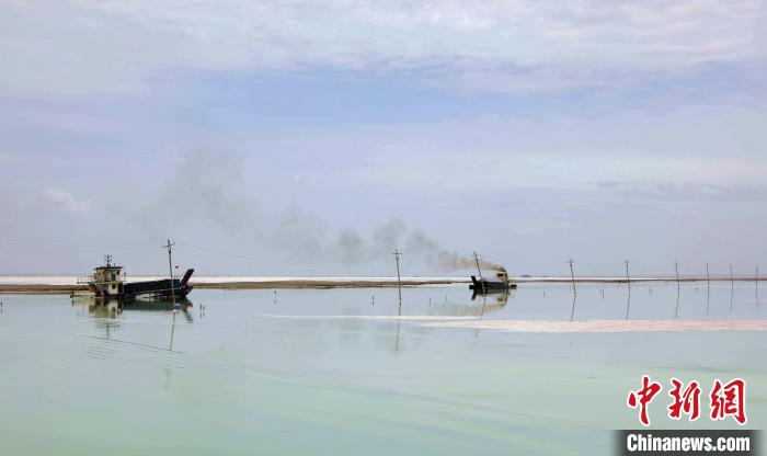 “天空之鏡”青海茶卡鹽湖：迎黃金旅游季，獨(dú)特景色引客來