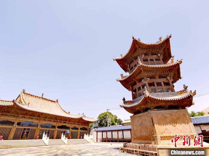 圖為阿河灘清真寺局部?！?zhí)砀?攝
