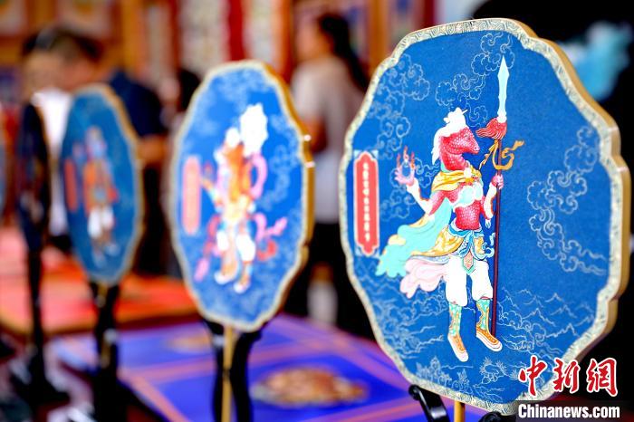 圖為唐卡延伸產(chǎn)品?！⊙Φ?攝