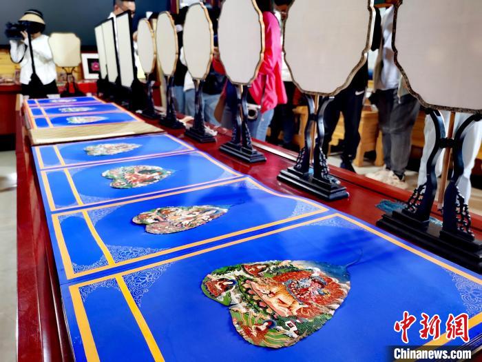 圖為唐卡延伸產(chǎn)品?！?zhí)砀?攝