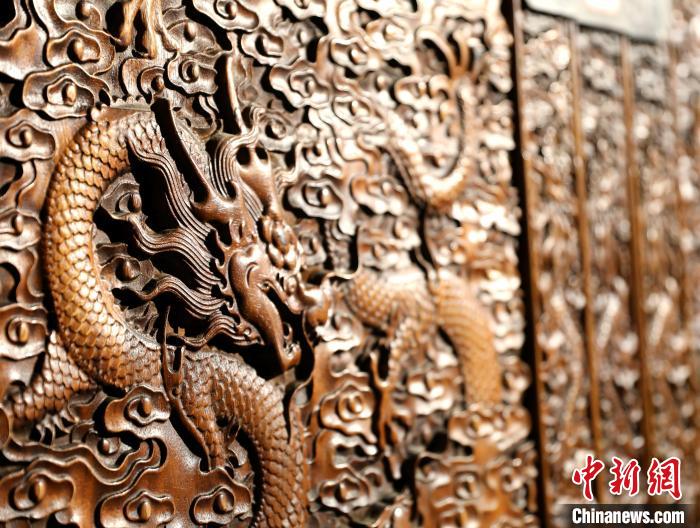 圖為青海永錄民俗博物館內(nèi)珍藏的中式家具細(xì)節(jié)展示?！⊙Φ?攝
