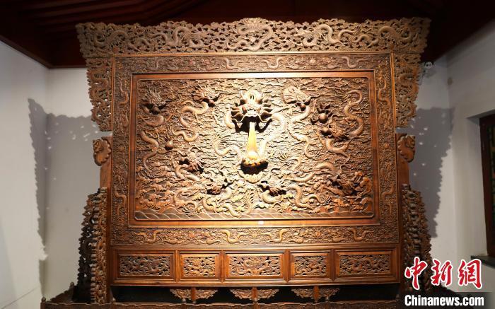 圖為青海永錄民俗博物館內(nèi)珍藏的中式家具?！⊙Φ?攝