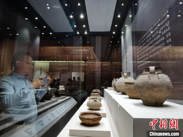 圖為河湟文化博物館展陳的陶器?！?zhí)砀?攝