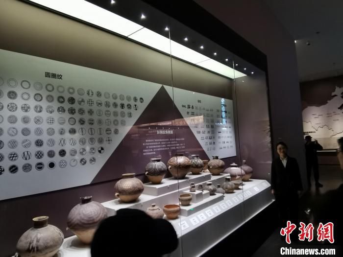 圖為河湟文化博物館展示的當(dāng)?shù)爻鐾敛侍盏募y飾類別?！?zhí)砀?攝