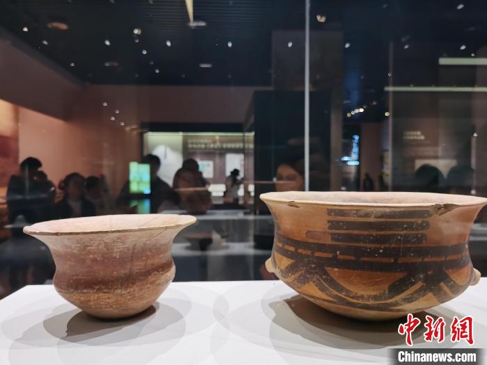 圖為河湟文化博物館展陳的陶器?！?zhí)砀?攝
