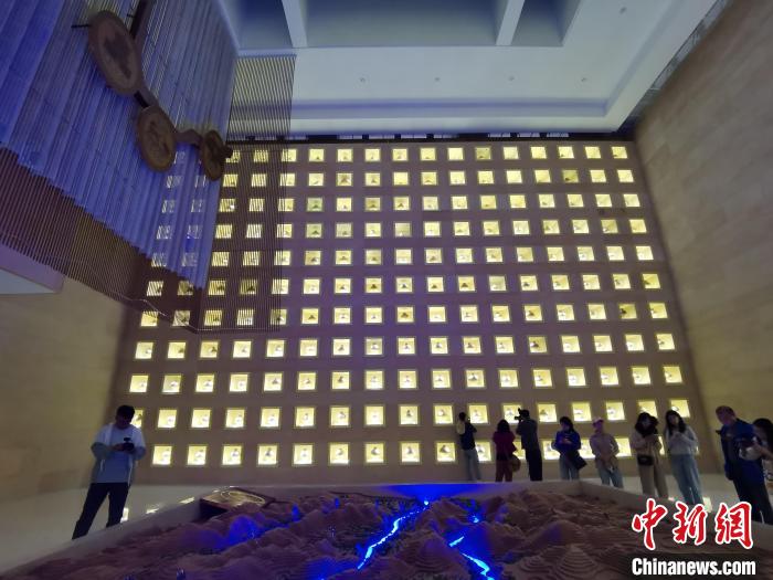 圖為河湟文化博物館序廳的左右彩陶墻放置的374件彩陶?！?zhí)砀?攝