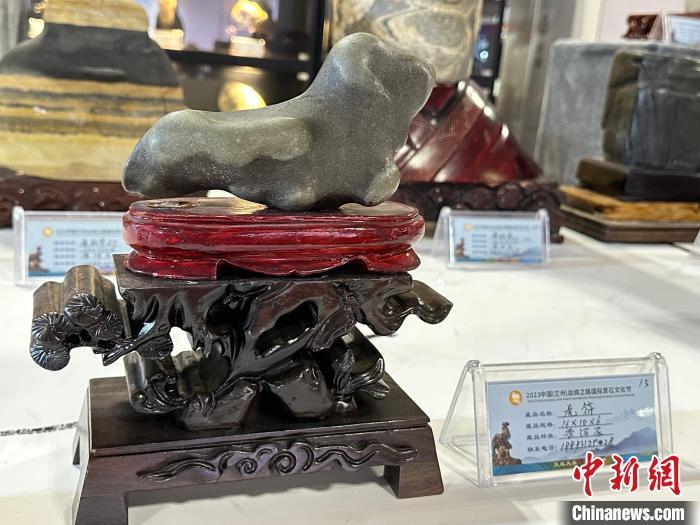 8月3日——7日，2023中國(蘭州)絲綢之路國際賞石文化節(jié)在甘肅國際會展中心舉行。圖為名為《虎符》的黃河石。楊娜 攝</p><p>