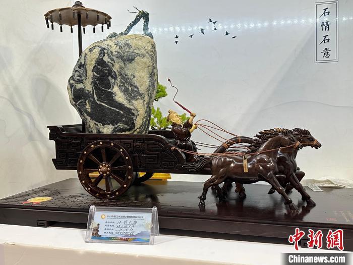 8月3日——7日，2023中國(蘭州)絲綢之路國際賞石文化節(jié)在甘肅國際會展中心舉行。圖為名為《漢武大帝》的黃河石。楊娜 攝</p><p>