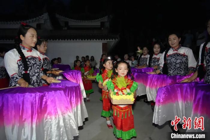 甘肅省西和縣姜席鎮(zhèn)晚霞湖畔，當(dāng)?shù)孛耖g舉行盛大的乞巧儀式。魏朵朵 攝