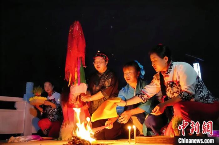 持續(xù)七天八夜的乞巧節(jié)正在西漢水上游的甘肅省西和縣進(jìn)行。西和縣姜席鎮(zhèn)晚霞湖畔，民眾“巧頭”點(diǎn)蠟、炷香、焚裱紙、跪拜，準(zhǔn)備將“巧娘娘”請進(jìn)院。魏朵朵 攝