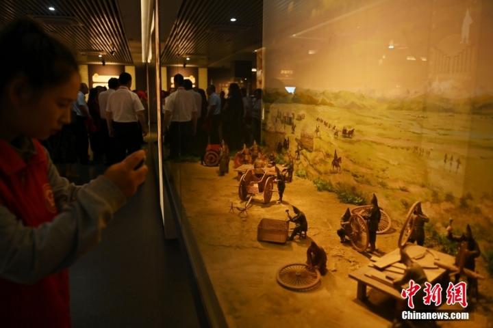 8月16日，甘肅省天水市張家川回族自治縣馬家塬車(chē)輿博物館內(nèi)，游客參觀拍攝關(guān)于戰(zhàn)國(guó)西戎車(chē)輿制作過(guò)程的模型。