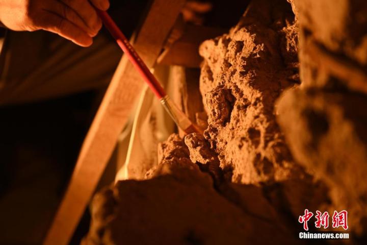 8月25日，文物修復師牟常有進行文物修復工作。