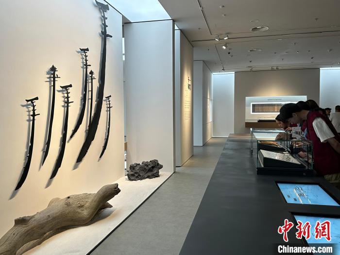 圖為觀眾在甘肅簡牘博物館參觀。中新社記者 戴文昌 攝