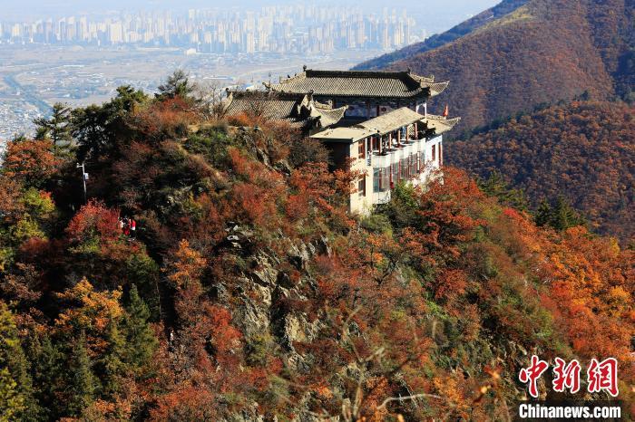 深秋，位于蘭州市榆中縣的興隆山，漫山遍野成五彩顏色。張?zhí)鞂?攝