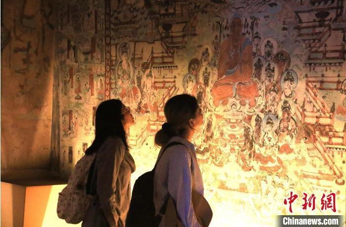 2023年8月27日，游客在甘肅省敦煌市博物館參觀文物展。張曉亮 攝(資料圖)