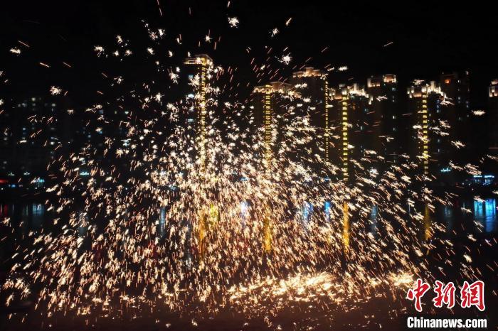 “過(guò)年打鐵花”是臨夏州永靖縣的民俗傳統(tǒng)。這項(xiàng)民俗表演，其實(shí)有著硬核技術(shù)作支撐，那就是入選國(guó)家級(jí)非遺的“永靖王氏生鐵冶鑄技藝”。侯奇志 攝</p>
<p>