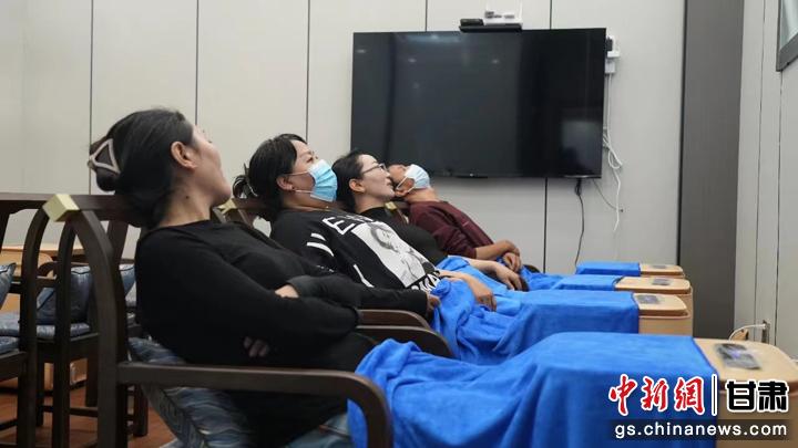 圖為當?shù)鼐用耋w驗藏醫(yī)院診療。卓瑪草 攝