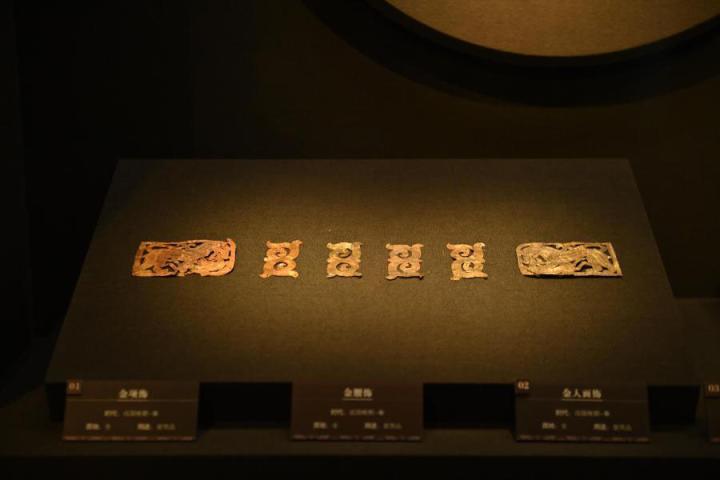 張家川縣馬家塬車輿博物館展陳的馬家塬遺址出土的金項(xiàng)飾、金腰飾、金人畫飾等。李亞龍 攝　　